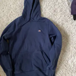 En dickies hoodie dom är nästan oanvänd 