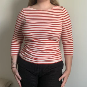 Randig tröja  - Väldigt skön trekvartsärmad randig tröja från lindex. Knappt använd och fortfarande i väldigt bra kvalitet med den vita färgen intakt. Jag säljer den då den är lite för liten gör mig och inte används längre. Priset kan diskuteras!❣️