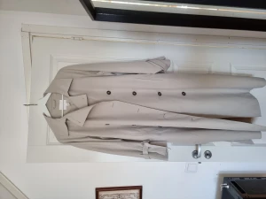 Trenchcoat H&M - Trenchcoat från H&M, aldrig använd men har liten svart fläck vid nacken, aldrig tvättad dock.  Storlek XS men den är som en S