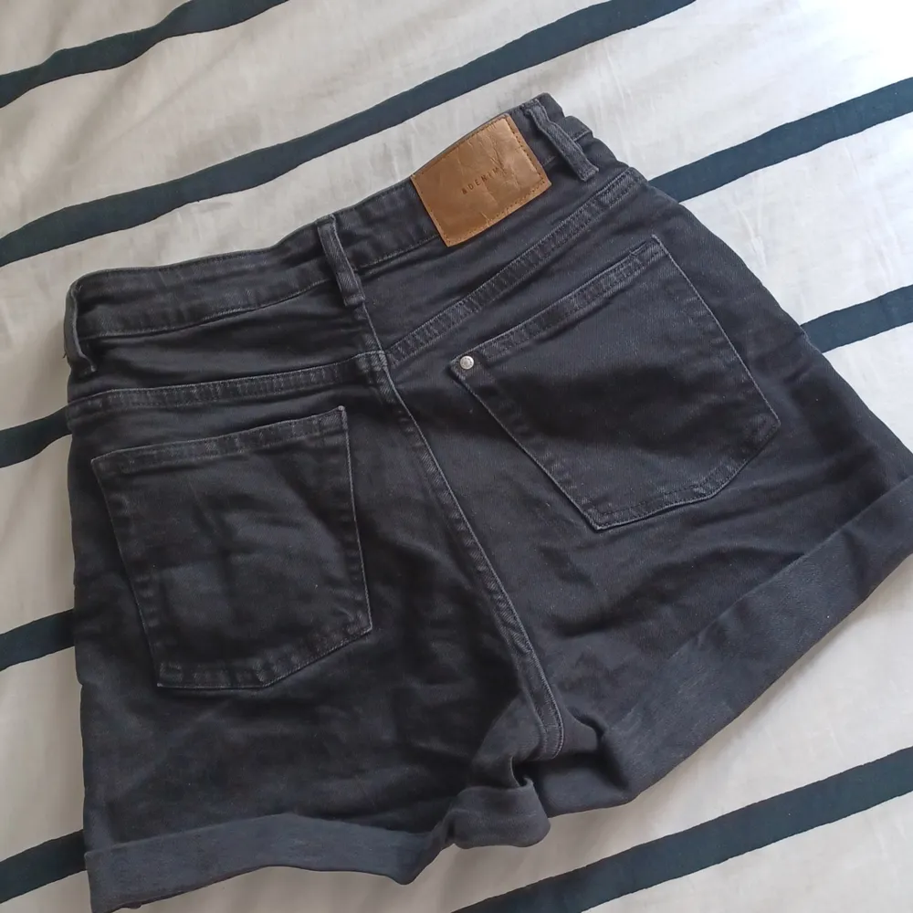 Ett par jättefina och sköna mom jeans shorts men som jag har tyvärr växt ut♡ Ser ut som helt nya och priset går att diskuterats☁️ Köpte dom i våras för ca 150kr. Shorts.
