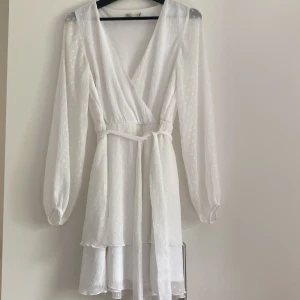 Studentklänning - Säljer nu min otroligt fina klänning som jag hade på studenten. Armarna är i tunnare tyg. Denna klänningen är perfekt till studenten eller konfirmation.  Köparen står för frakten🌸