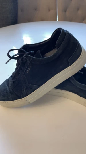 Arigato skor - Använda axel Arigato skor köpta för ungefär 1 år sen som blivit för små för mig. Skick 7/10