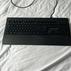  Logitech tangentbord - ett bra tangentbord säljer på grund av att man har ett annat. Priset kan diskuteras