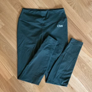 Icaniwill tights  - Träningstights från Icaniwill. Säljer då de inte kommer till användning. Lite mörkare grön färg med scrunch bak. Fler bilder finns om det önskas. Köpare står för frakt 🥰