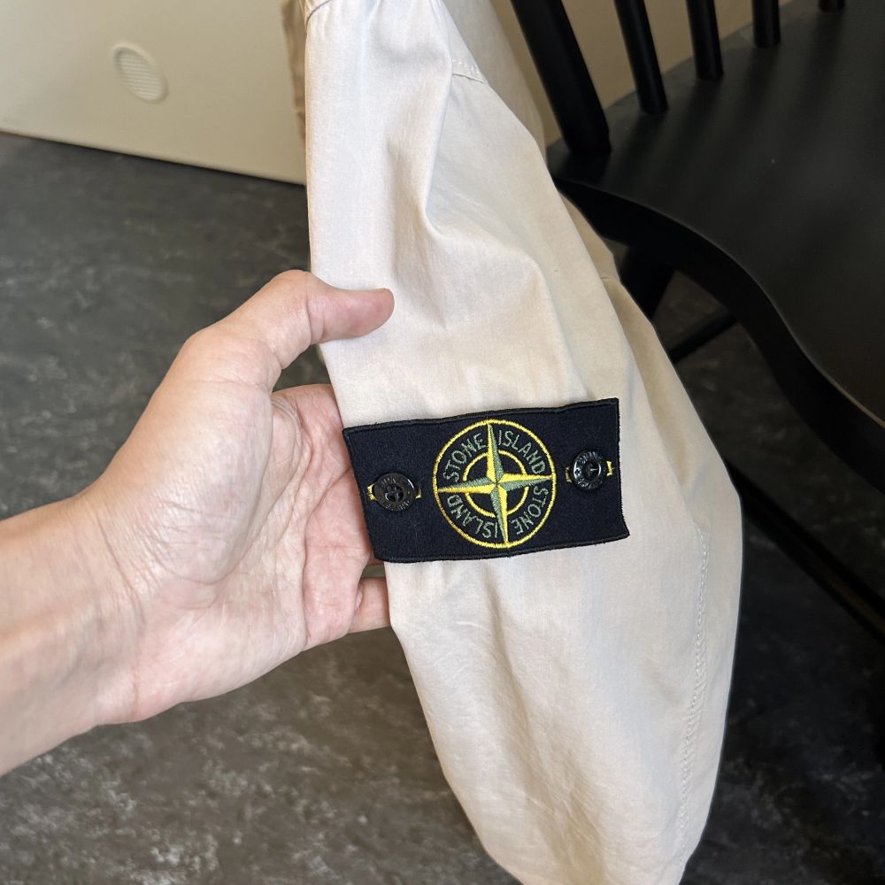 Hej! Säljer nu min skit snygga Stone Island overshirt pågrund av att den blev för liten. Köpte den för 4000kr på farfetch.com. Skicket är 8,5/10 finns några små detaljer på användning men kan tas bort via en noggrann tvätt. QR kod finns i overshirten med!. Jackor.