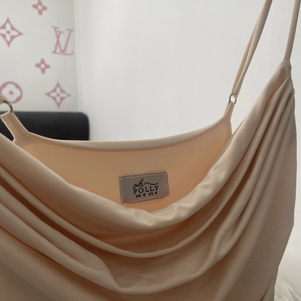 Säljer denna kräm vita/beige klänningen från Oh Polly. Den är endast använd en gång så är i nytt skick. Lång ner till knäna på mig som är 164. Super fin nu till sommaren.. Klänningar.