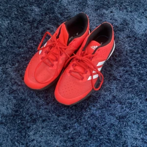 Adidas löparskor - Ett par röda adidas löparskor i storlek 42 2/3