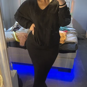 Sett  - En kjol och en tröja som hör ihop. Som ja ej använder. Den är använd en gång.  Den är i stl xl men som L 