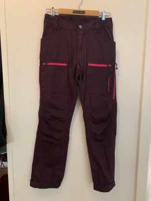 Fritidsbyxor - Oanvända fritidsbyxor från Engelsons. Endast tvättade.  Stl 38 kort modell (innerbenslängd 74 cm).  Nypris 495kr Modell TREKKING PRO TC/4W