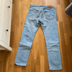 Levis 502 - Ett par Levis 502or knappt använda, säljs pga förkorta i längden 