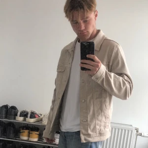 Jacka från ZARA - Jacka från Zara i bra skick, storlek L