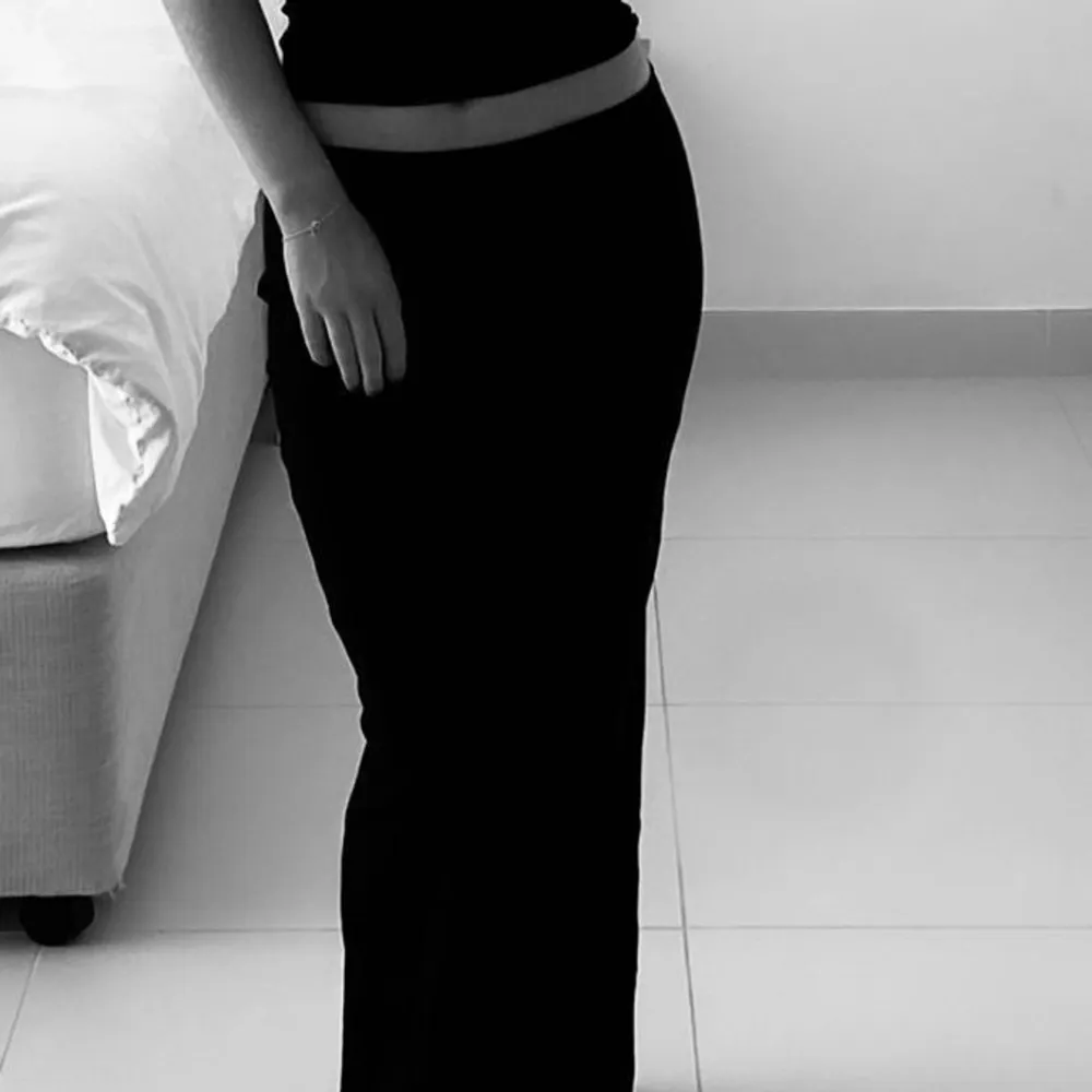 As snygg svart långkjol, går att ha både mid waist och low waist. Kjolen passar någon med längden mellan 1,60-1,70. Kjolar.
