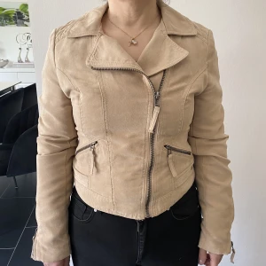 Mockajacka  - Jacka i mockaimitation. Strl 36, kan även passa en 34 ifall man vill ha den mer lös. Använd i bra skick.