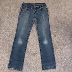 Jeans - Lågmidjade jeans köpta i Paris. Vet inte exakta storleken men passar mig som är 167!