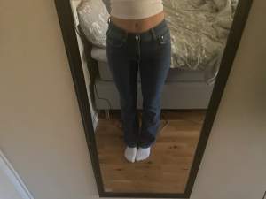 Säljer mina knappt använda jeans från Gina tricot då de inte kommer till användning!💞