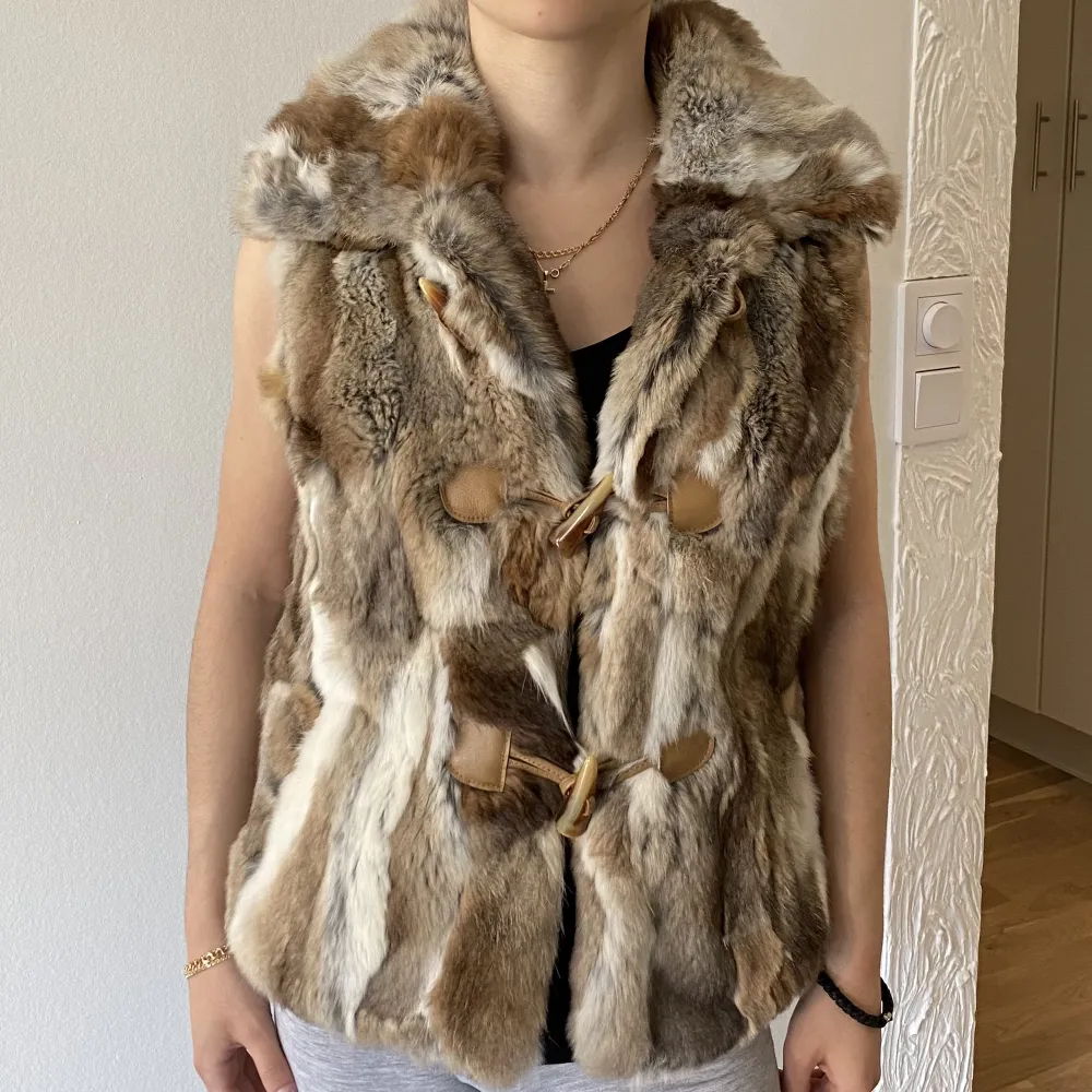 Äkta päls väst inköpt från Alexandra Triangeln. Strl 34/XS. Använd 1 gång, bra skick.. Takit.
