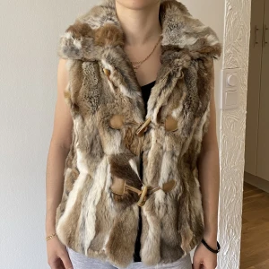 Äkta päls väst  - Äkta päls väst inköpt från Alexandra Triangeln. Strl 34/XS. Använd 1 gång, bra skick.