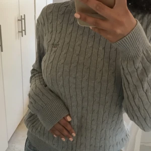 Gant tröja  - Säljer en grå Gant tröja som är i storlek 170cm alltså ungefär Xs/S. 