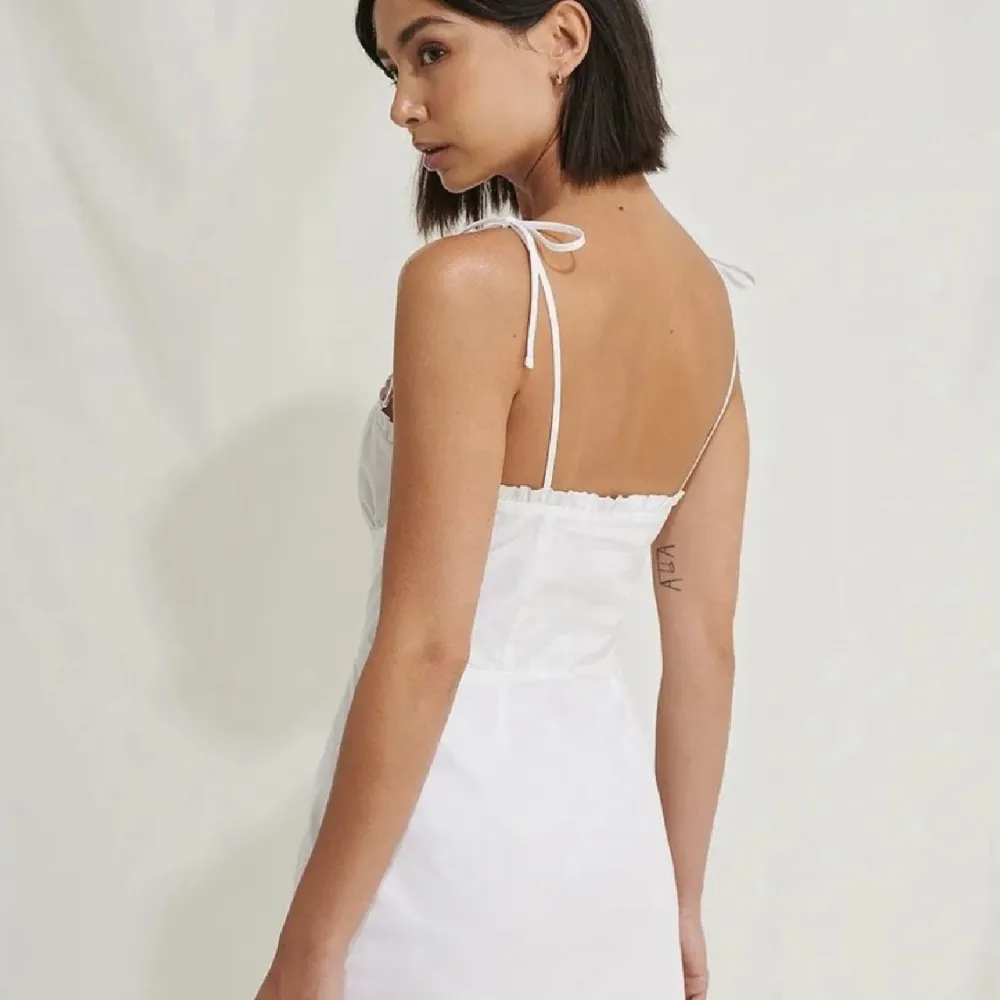 Säljer denna superfina vita klänningen från NA-KD i Moa Matssons kollektion. Den är helt oannvänd med lapp kvar och är slutsåld på hemsidan. Sitter som en 36/38. Orginalpriset var 379 kr. Perfekt studentklänning!! Hör av er för fler bilder! . Klänningar.