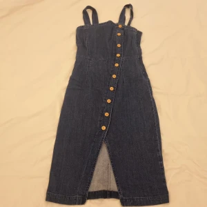 Demin klänning  - Demin klänning i stretchig material 