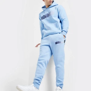 Hoodrich set  - Säljer hela setet för 599 I butik kostar det ca 1500kr Nyskick  Köparen står för frakten eller upphämtning i Uppsala Luthagen  Stl xs på hoodien  Stl S på byxorna  Finns fler bilder 