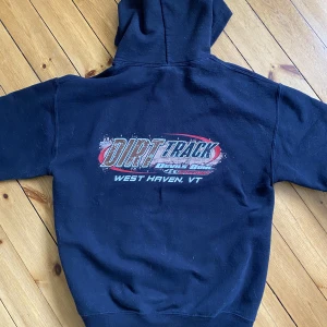 Hoodie - hoodie med coolt backprint