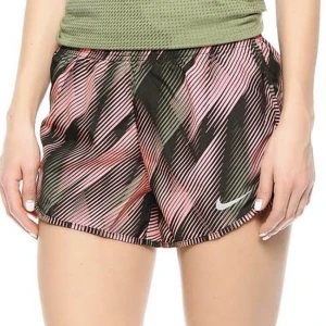 Nike träningsshorts - Löpar/träningsshorts från Nike i storlek XS. Praktisk ficka i bak. Aldrig använda, nyskick.