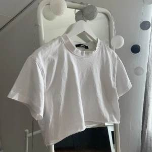 T-shirt - Säljer min vita t-shirt från bikbok i storlek S🤍knappt använd! Kom privat för fler bilder💕Köparen står för frakten!