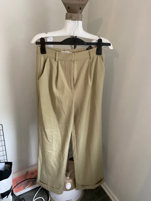 Kostym byxa NAK-D - Storlek 34. I nyskick. Beige grön 