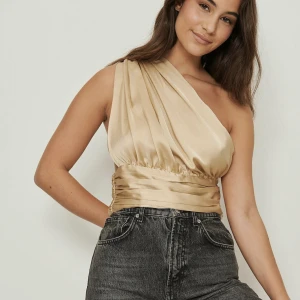 Fest topp NA-KD - Säljer en fin fest Top från NA-KD. Helt ny med prislappar på. Liten i storleken. Nypris415kr mitt pris - 100kr