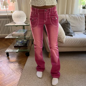 Jeans! - så så coola rosa bootcut jeans som är så somriga!! MIDJEMÅTT: 80cm INNERBENSLÄNGDEN:83cm