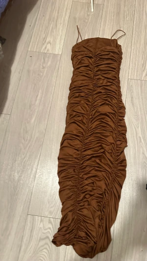 Brun Maxiklänning (ruched bodycon) - mycket bra skick, har använt den en gång