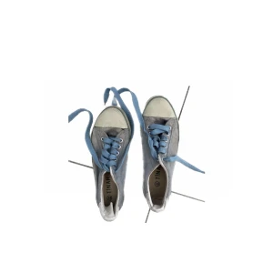 Blå sneakers - Blå sneakers (en conversevariant). Var min mammas på 90talet🙌