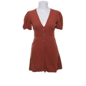intressekoll på min pull & bear klänning i röd fin färg. beställde nyligen från sellpy men insåg att den är för liten så om någon har en i storlek M eller L (eller liknande modell i SAMMA färg!!!!) och vill byta eller sälja den till mig. puss på förhand!