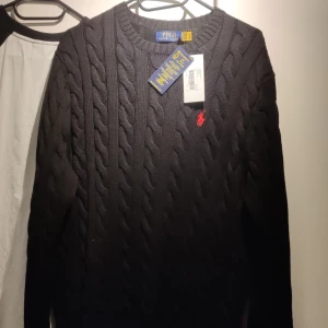 Ralph Lauren Polo - Ralph Lauren polo storlek M.  Nypris 1795;- Passar mig inte och har inget kvitto kvar.  Helt ny och alldrig använd.