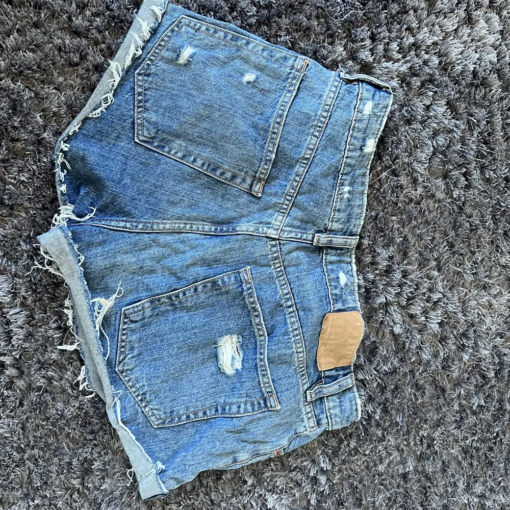 Korta jeansshorts med slitningar från HM, storlek 40. Shorts.