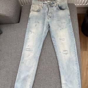 Jeans från Zara. Mer blåa än på bilden