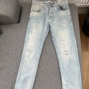 Jeans från Zara. Mer blåa än på bilden