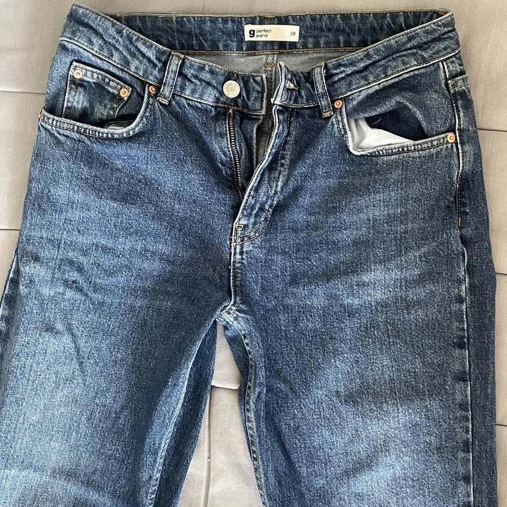 Säljer dessa superfina par low/midwaist flared jeans från Gina Tricot i storlek 38. Köpte för ca ett år sedan men de är lite för korta i längden för mig som är ungefär 176 cm lång. Varan har inget tecken på användning🫶🏼. Jeans & Byxor.