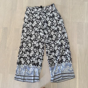 Tunna sommarbyxa   - Tunn sommarbyxa med hög middag och dragkedja bak. Inte fullängd