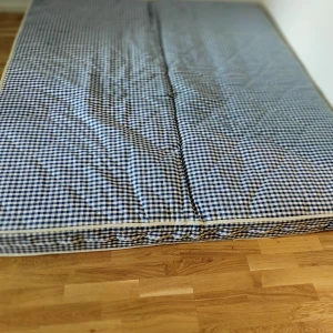 Madrass till dubbelsäng - Köpte denna madrass till en dubbel säng i dec 2022 och flyttade sen i  slutet på februari och kunde inte har en sån stor säng i min nya bostad 