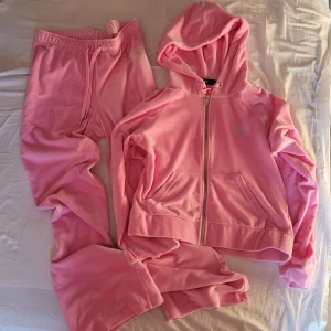 Rosa Mys-set - Jättemjuka rosa myskläder, både byxor och tillhörande kofta.  I storlek XL men skulle säga att den är små i storlek och är mer som M-L  ♡Finns smådefekter, se bilder!♡      #y2kfashion #y2k #y2kstyle #y2ktrend #y2kaesthetic #legallyblonde #legallyblondest