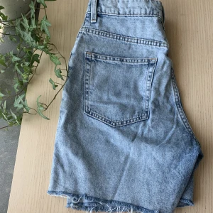 Bermudashorts - Ett par jättefina, ljusa bermudashorts från divided 🌼 Är i riktigt bra skick och sitter supersnyggt:)  