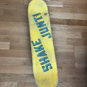 Skateboard  - En komplett bräda från junkyard. Shake junt grip tape, smutsig men fugerar bra. Köpte den förra året men har andhämtning den endast 5 gånger.