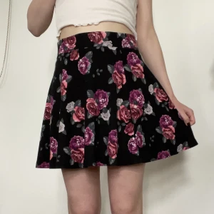 Söt kjol med blommor - Dragkedja där bak! 