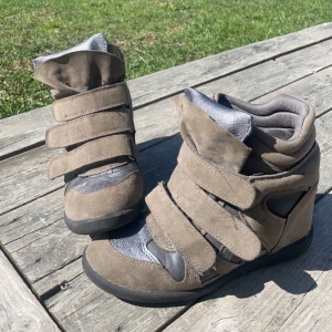 Isabel marant liknande skor - Supersnygga marant liknande skor! Storlek 39 och sitter bra på mig som vanligtvis har 39! Köp gärna via ”köp nu”!!🙏💕