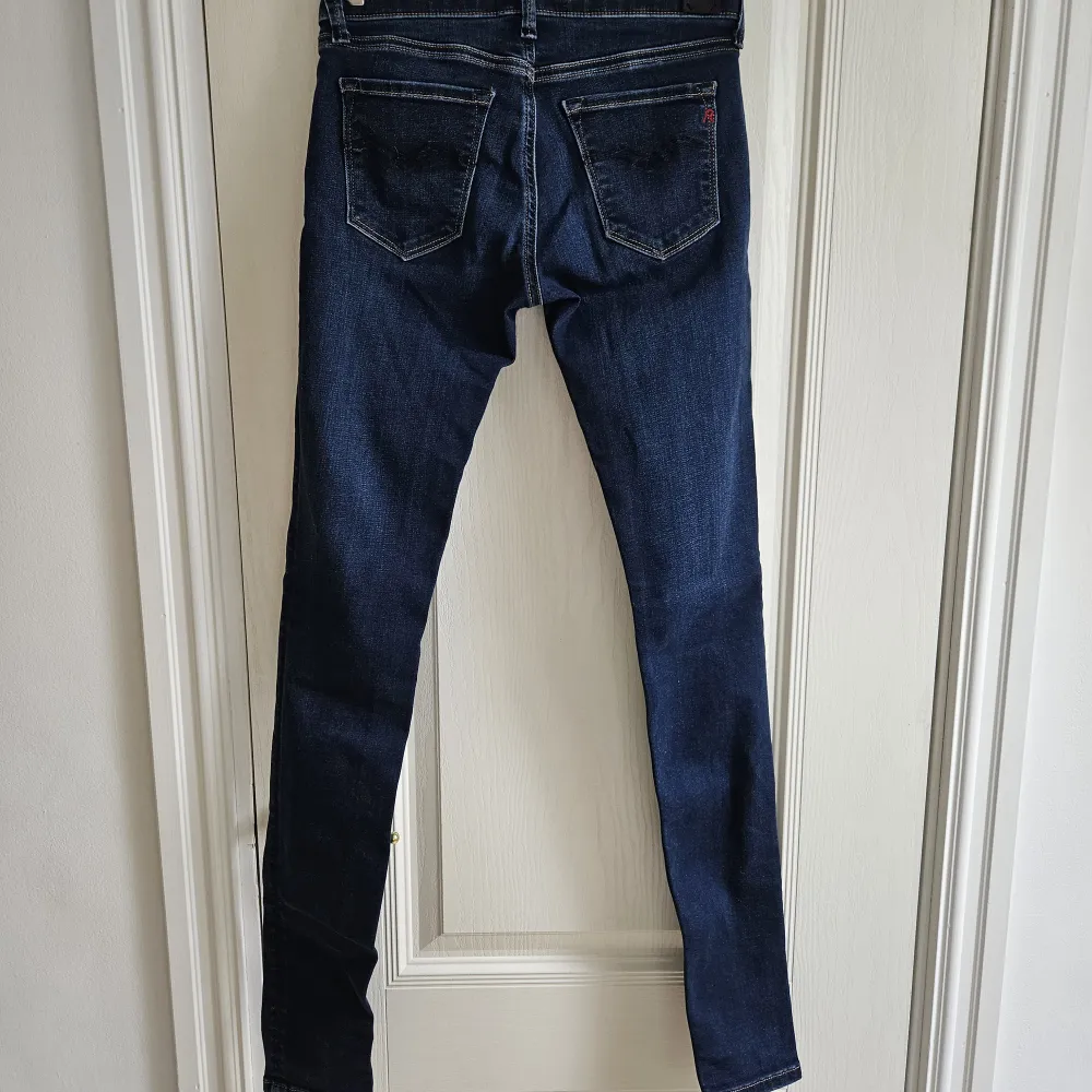 Snygga lågmidjade jeans från Replay. Storlek W25 L32. Jeans & Byxor.