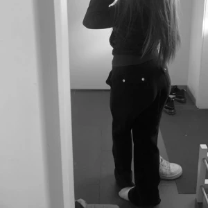 Nån som vill byta svarta juicy byxor  - Hej nån som vill byta eller köpa mina svarta juciy byxor i storlek xs vid byte helst vita eller begiea i xxs eller xs