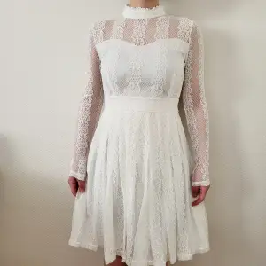 Sjukt fin vit klänning som jag köpte från Zalando, helt oanvänt!💕