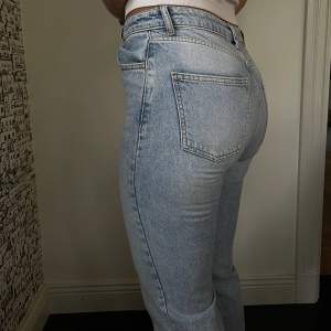 Jeans från NAKD i ljus tvätt i storlek 34.  Skickar endast, fraken ingår inte i priset☺️